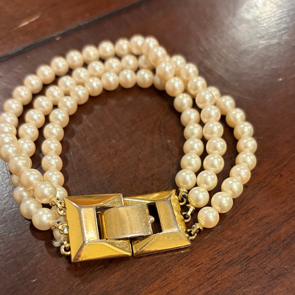 Elegant Pearl Bracelet with Gold Clasp